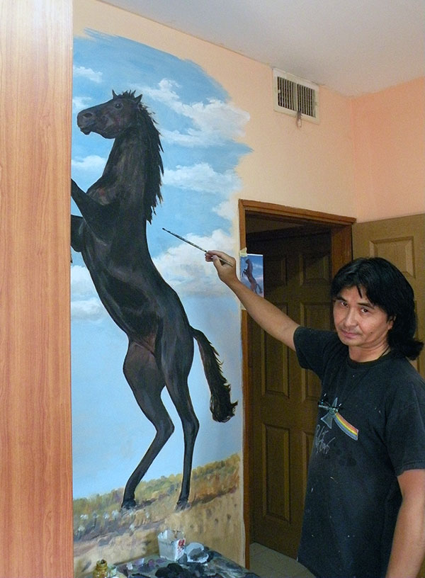מארט מצייר סוס בחדר נוער